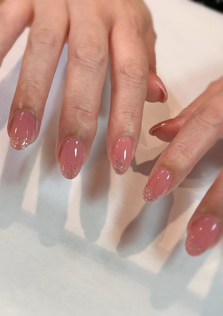 シンプルラメネイル 大人ピンクネイル ゴールドラメ 肌浮きしにくい コーラルピンク 門真市のネイルサロン Kiko Nail