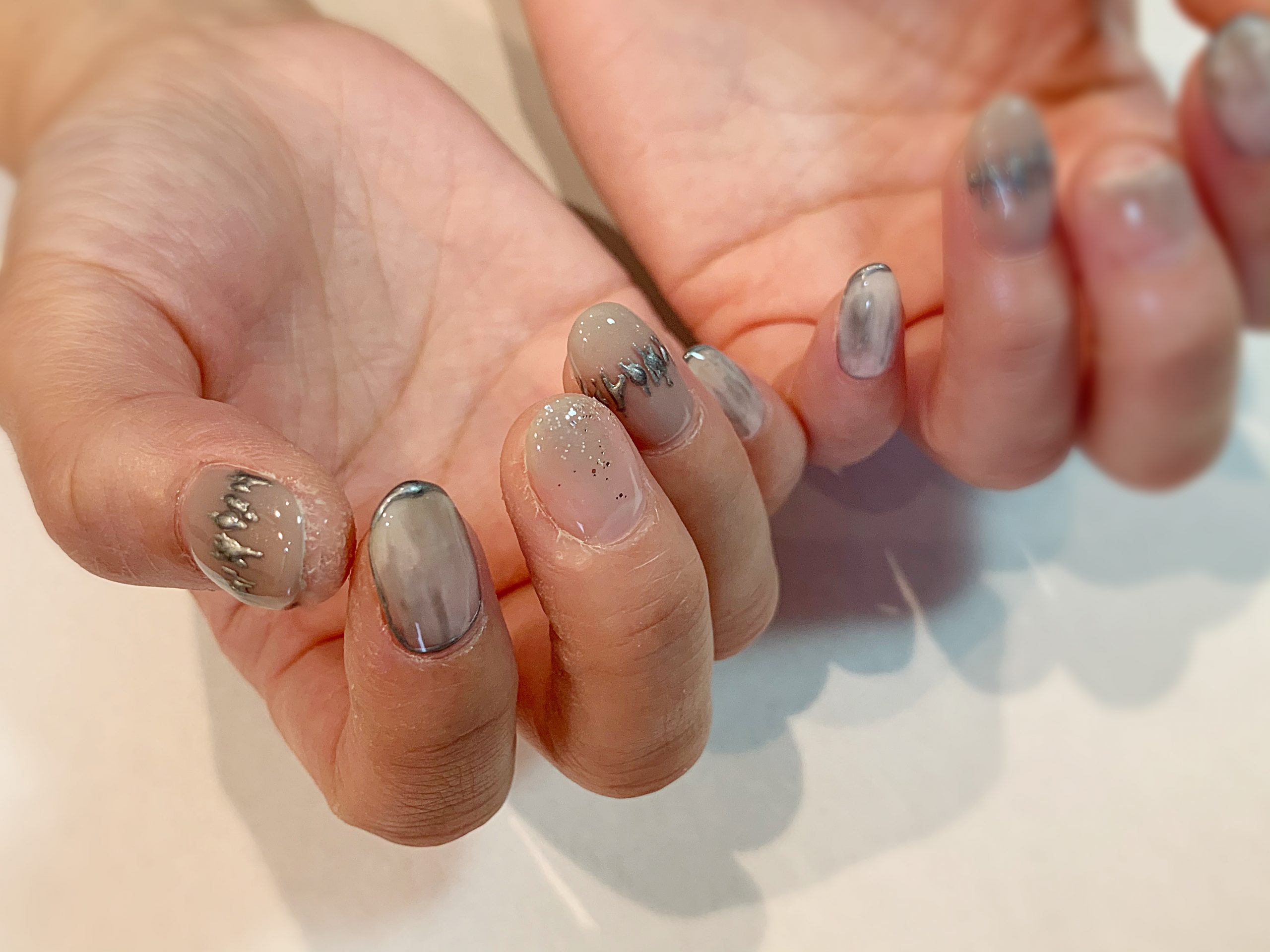 ニュアンスネイル アクセ風 メタリックシルバー 大人クールネイル メンズライク グレージュ 門真市のネイルサロン Kiko Nail ニュアンスネイル アクセ風 メタリックシルバー 大人クールネイル メンズライク グレージュ 門真市のネイルサロン Kiko Nail