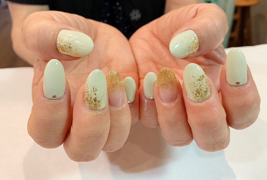 くすみパステルグリーン ゴールドネイル 門真市のネイルサロン Kiko Nail