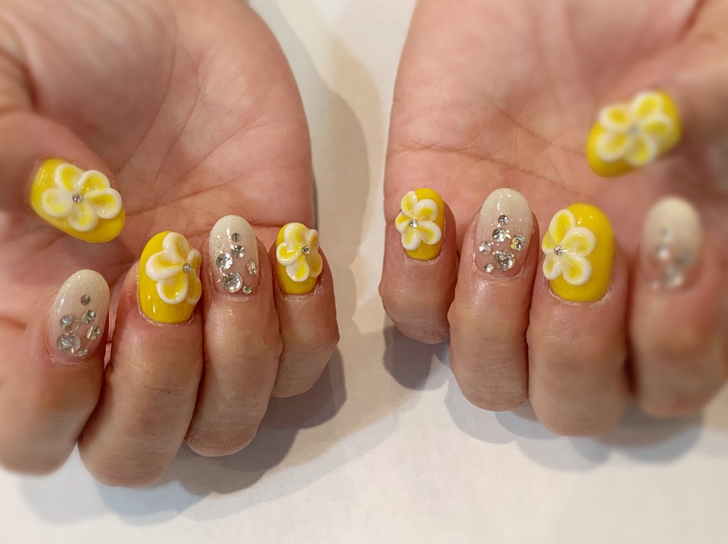 夏ネイル プルメリア 3d花 エンボスアート イエローネイル ゴージャス ビジュー 門真市のネイルサロン Kiko Nail