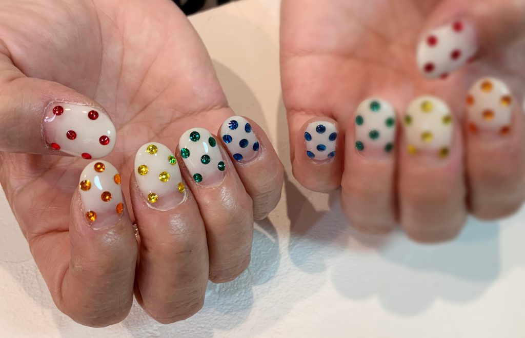 ホワイトグラデ カラフル ドット柄 ビジュー レトロ ポップ キッチュ 門真市のネイルサロン Kiko Nail