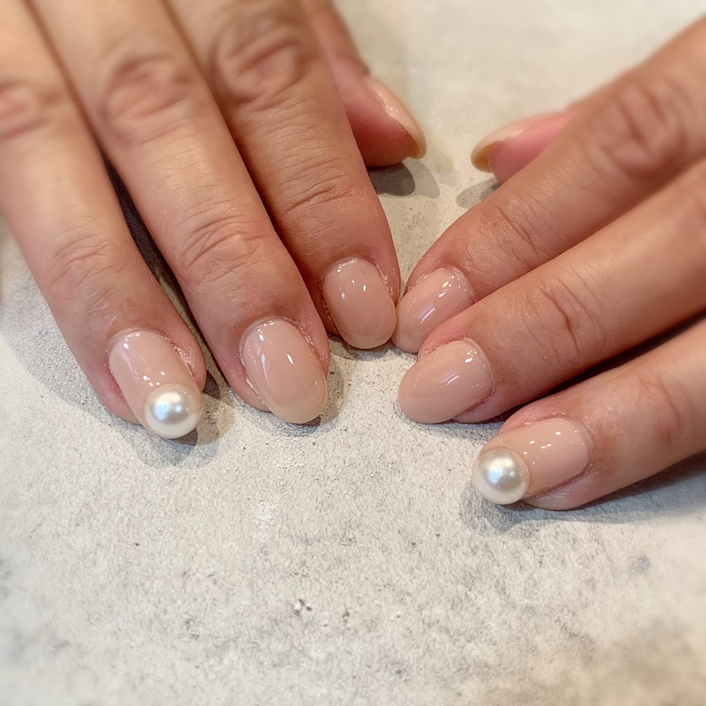 シアーベージュ ビッグパール ワンポイントネイル スキンカラーネイル 門真市のネイルサロン Kiko Nail