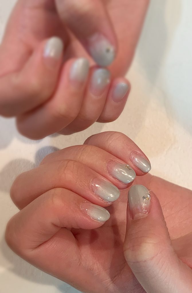 グレーグラデーション パールグレー シンプルストーン 門真市のネイルサロン Kiko Nail