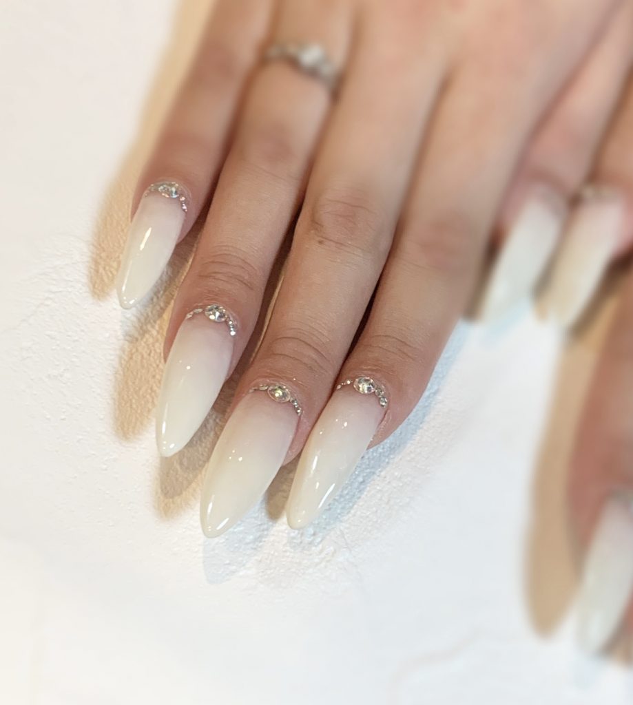 白グラデ シンプルグラデーション 根元ビジュー オーロラ 門真市のネイルサロン Kiko Nail