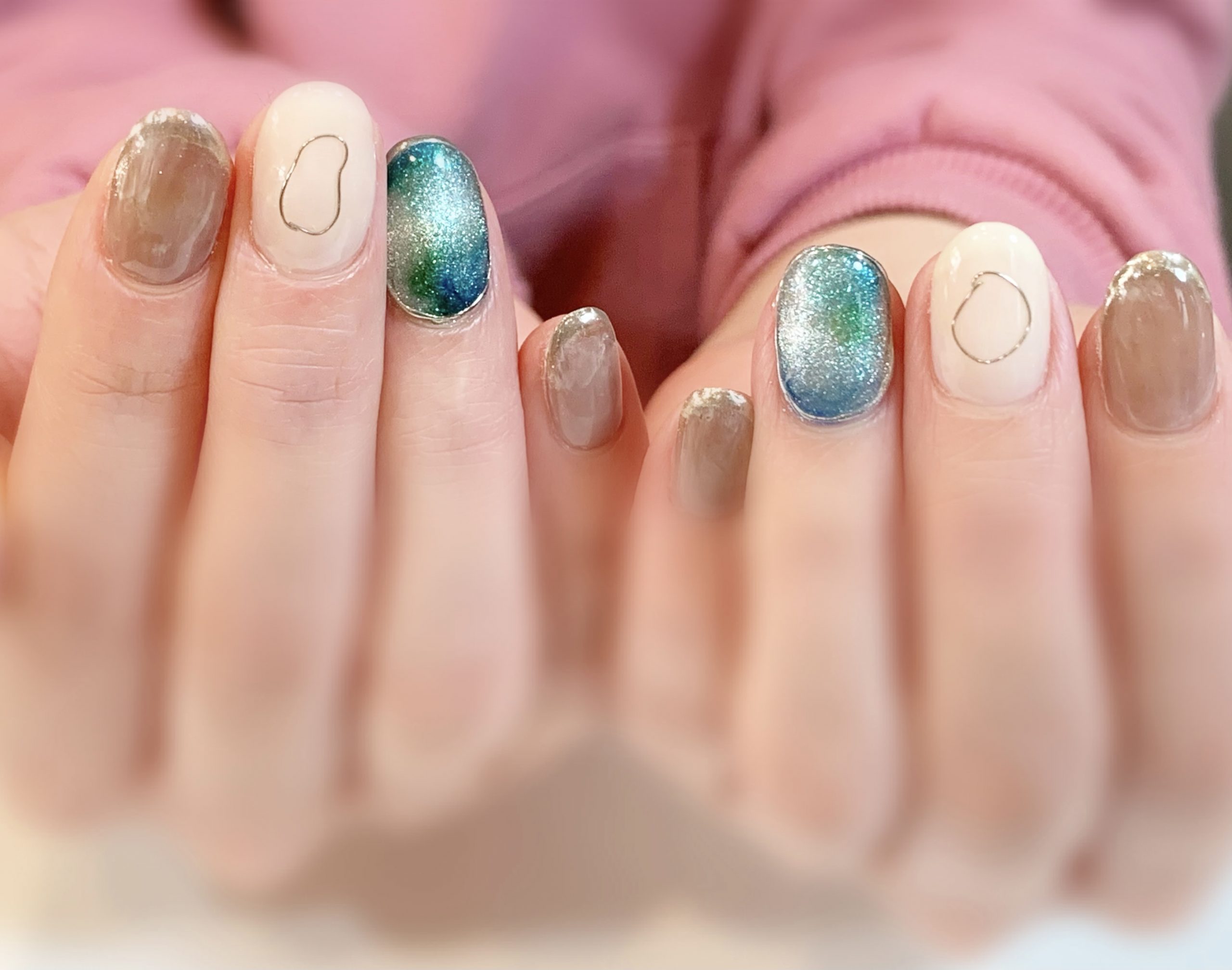 マグネットのキラキラが水面っぽい ブルーネイル 海ネイル マグネットジェル インクネイル 門真市のネイルサロン Kiko Nail