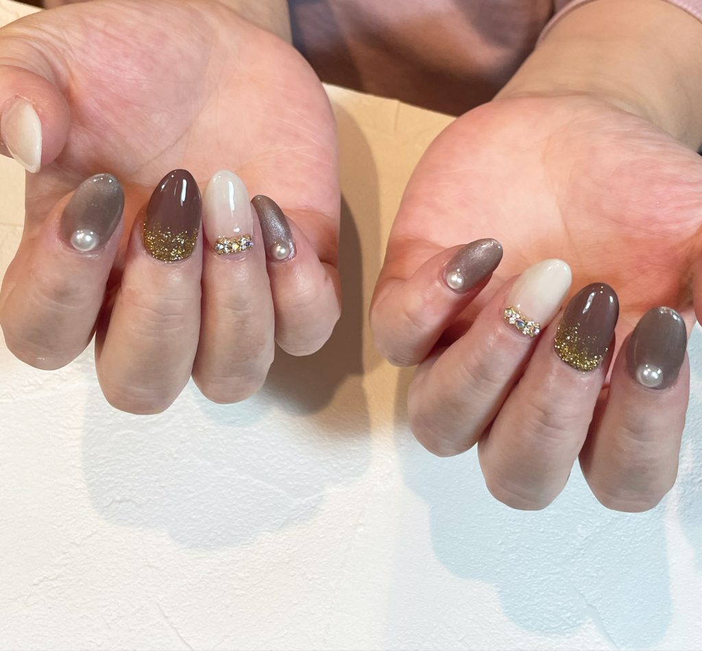 白のワンカラーが冬っぽさを感じるnail   #ブラウンネイル#シンプルビジュー#大人冬ネイル