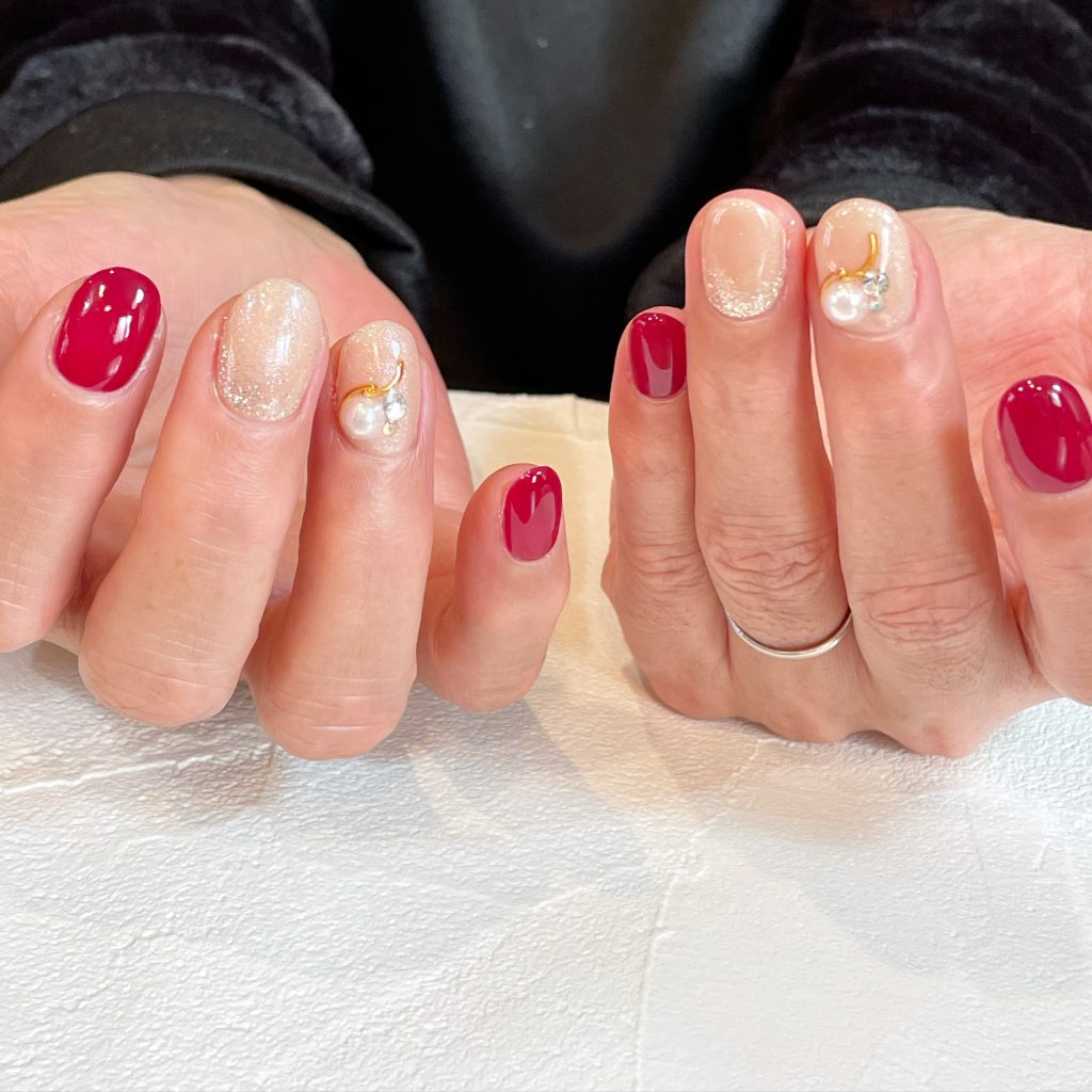 赤ネイル 大人冬ネイル シマーベージュ ワンポイントビジュー パール 門真市のネイルサロン Kiko Nail