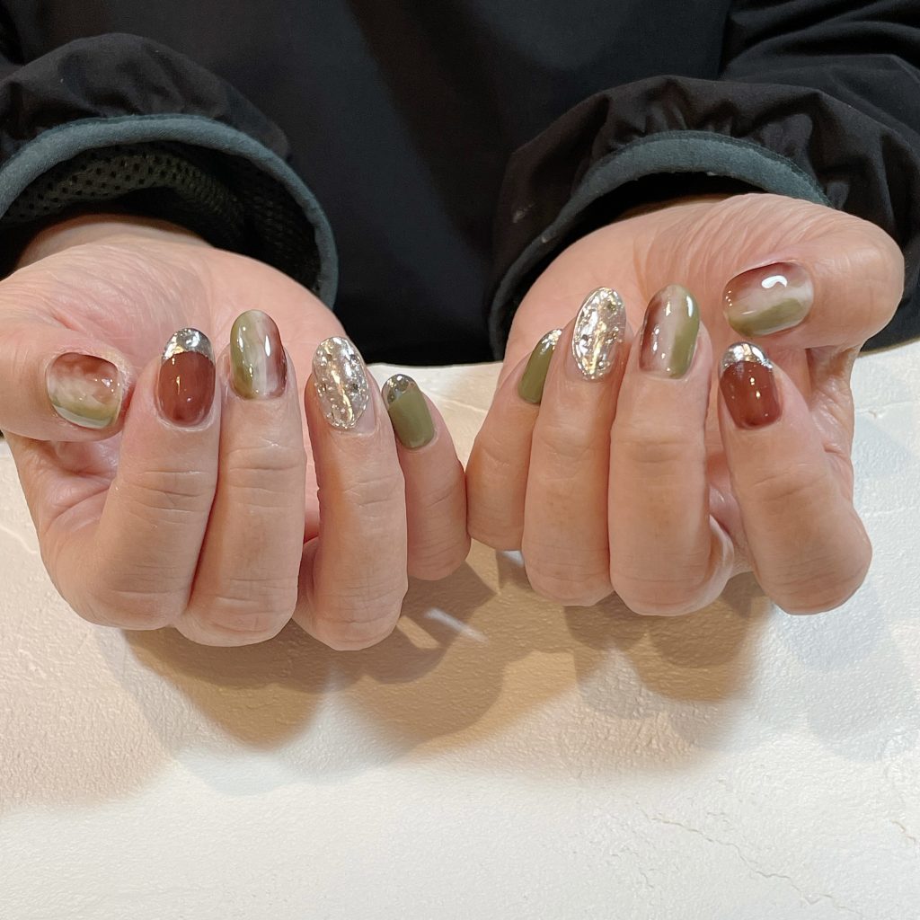 #ブラウンネイル#カーキ#もやもやネイル#ミラーフレンチ#ワンポイントアクセネイル