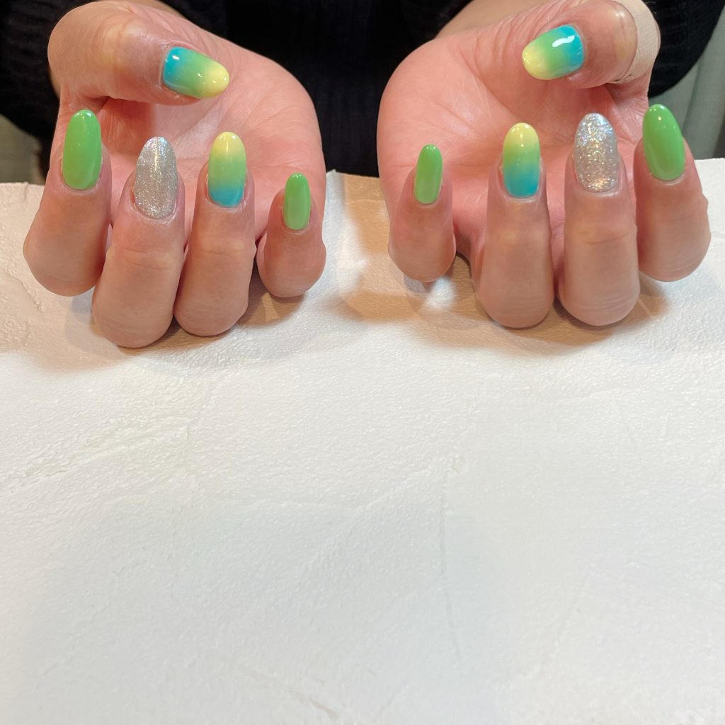 #グラデーション#3色グラデ#ブルー#グリーン#イエロー#派手ネイル#ユニコーンマグネット