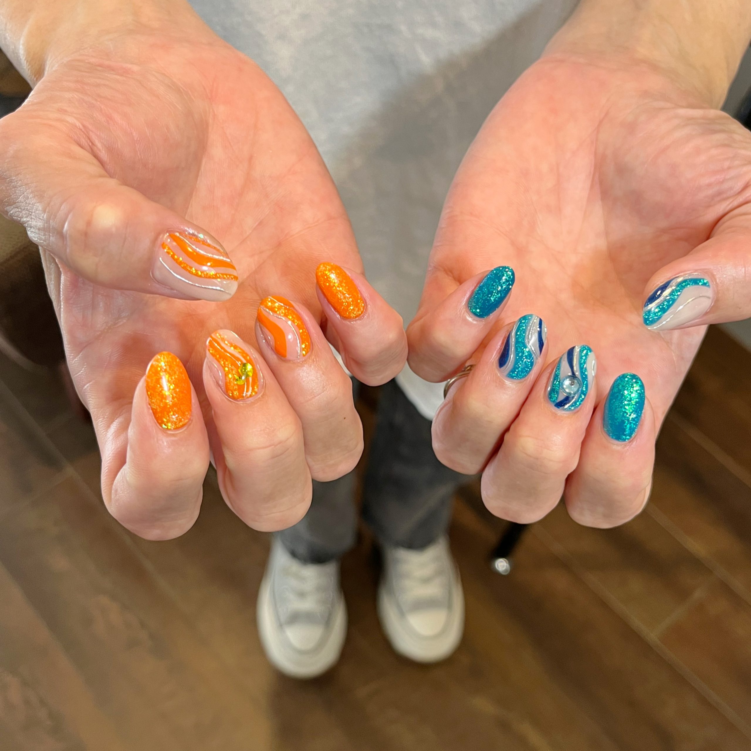 ネイル 夏ネイル×グリッター、オレンジネイル、ブルーネイル、うねうね
