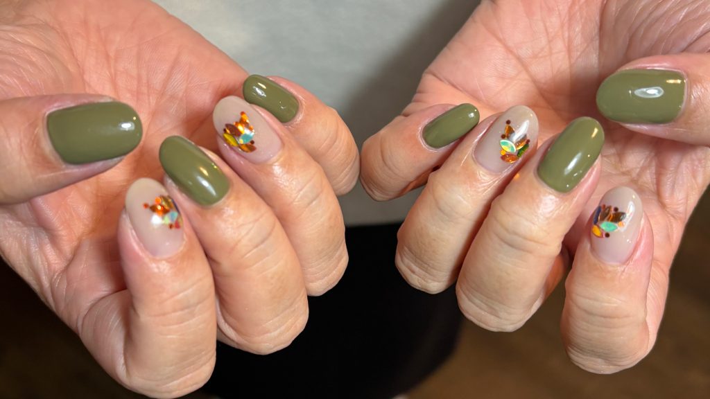 カーキ×リーフ