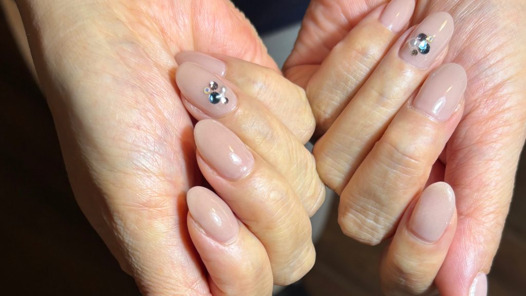 シンプルなストーンネイル
