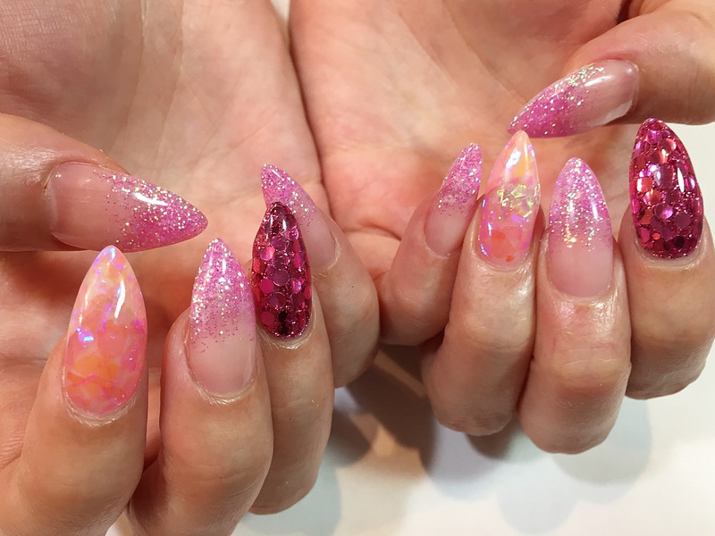 ピンクグリッター、いろいろミックスでキラキラNAIL。