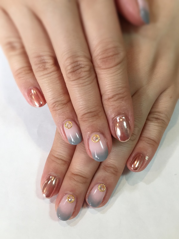 ピンク×グレーのグラデネイル。　ミラーも詰め込んじゃう♡