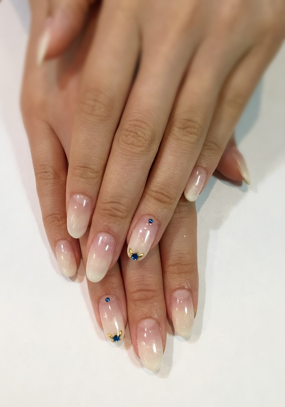 キラキラ ホワイトグラデ×シンプルビジュー。