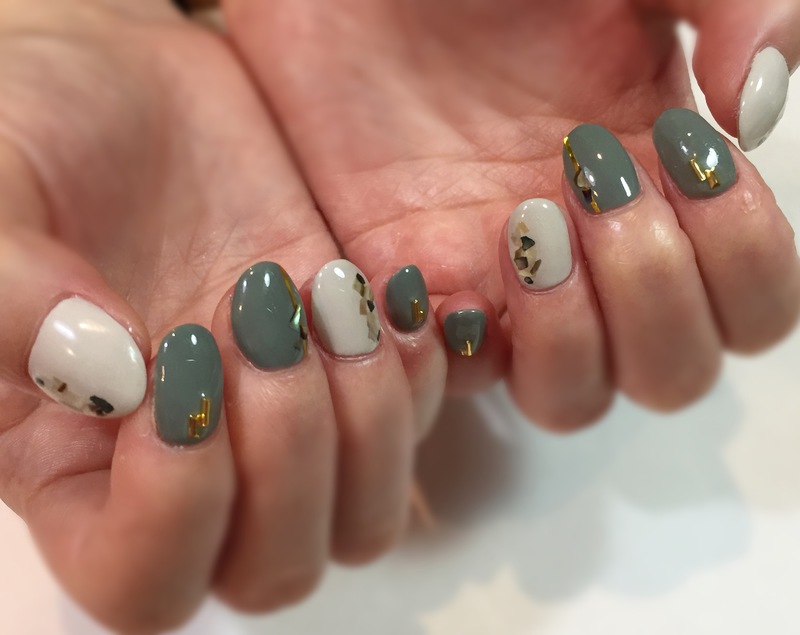カーキ×ホワイトグレージュでオータム・クラッシュシェルＮＡＩＬ。