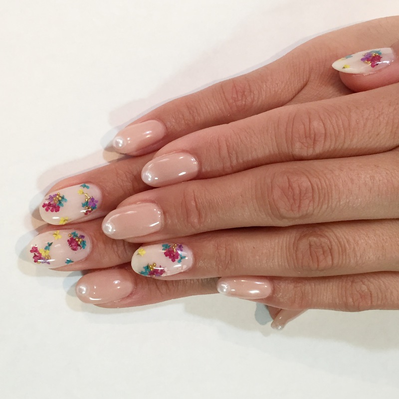ヌーディー×華やかドライフラワーネイル。