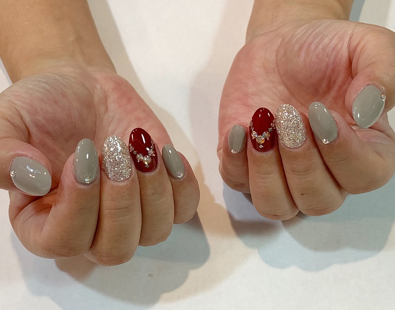 シアーグレー ボルドー V字ビジューネイル 門真市のネイルサロン Kiko Nail