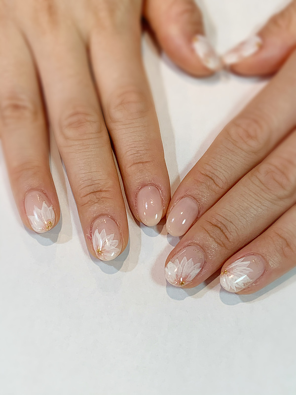 スキンカラー 春ネイル 大人可愛い花柄ネイル 桜色 手描きアート 門真市のネイルサロン Kiko Nail